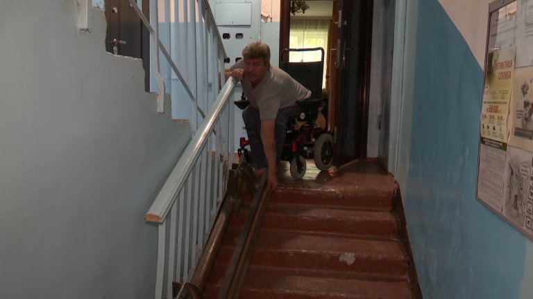 Добиться установки пандуса в многоквартирном доме не может мужчина-инвалид в Иркутске